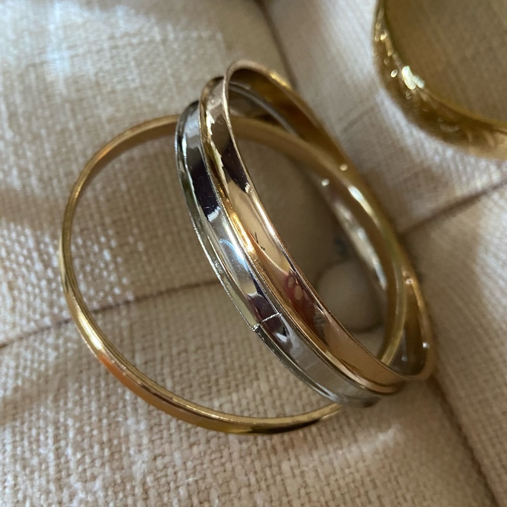 Assorted goldtone bangles - Picture 5 of 5